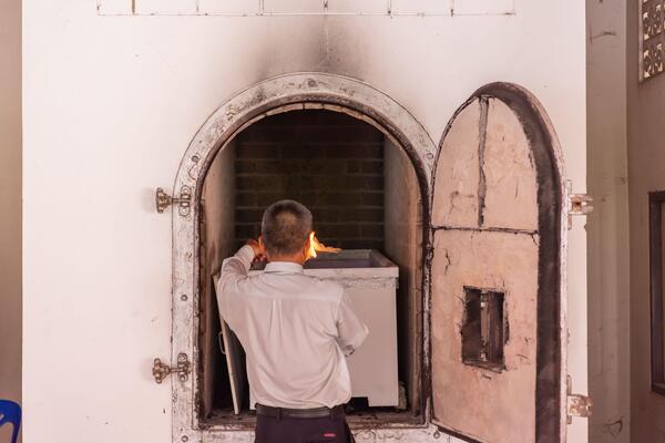 Samo što je nisu KREMIRALI, a onda su čili TIHI PLAČ IZ KOVČEGA! Kad su ga otvorili, skamenili se na mestu! (VIDEO)