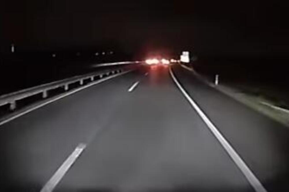 Mrak, kamion zaobilazi delove, a vozač korse kao kamikaza ide u njega! Snimak sa srpskog puta od kog nas hvata jeza