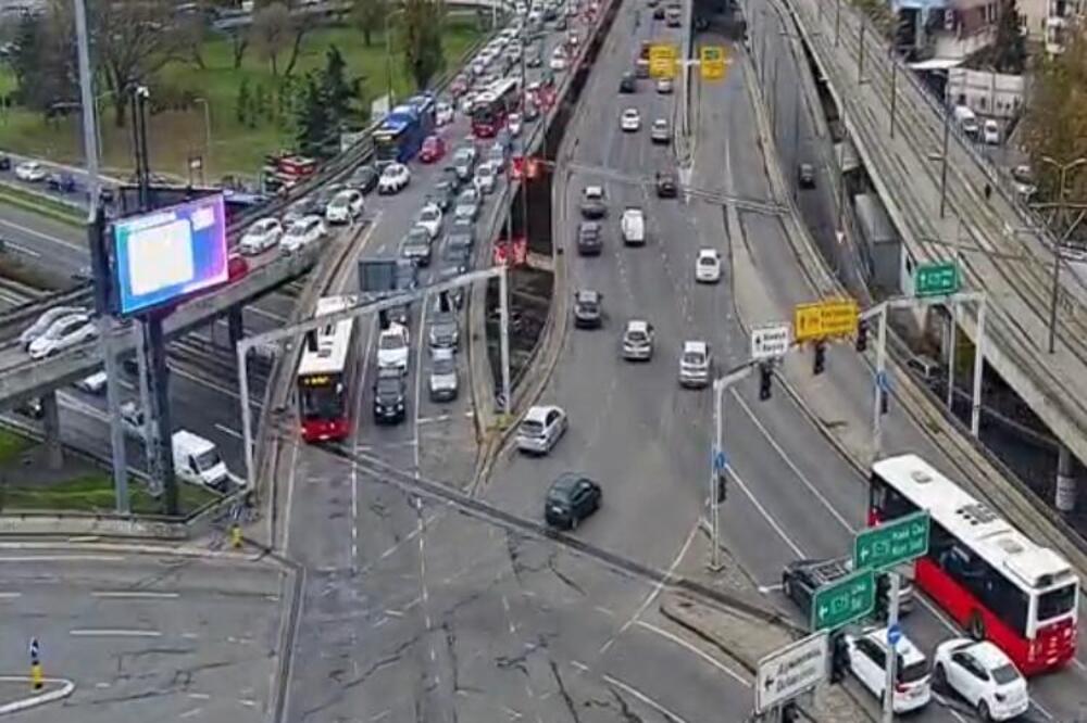 KOLONA OD MEDAKOVIĆA DO NOVOG BEOGRADA: Od jutros zastoji u saobraćaju, OVO su definitivno NAJGORE TAČKE! (FOTO)