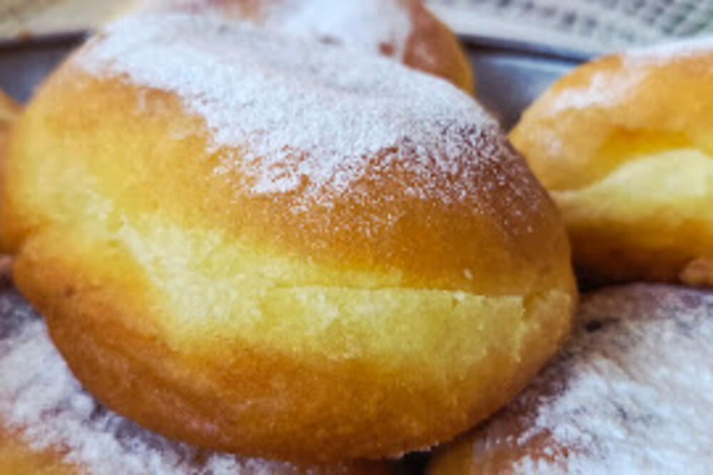 Recept na šolje za domaće krofne: Mekane ko duša i uspevaju svima, a sa tanjira nestaju za tren oka