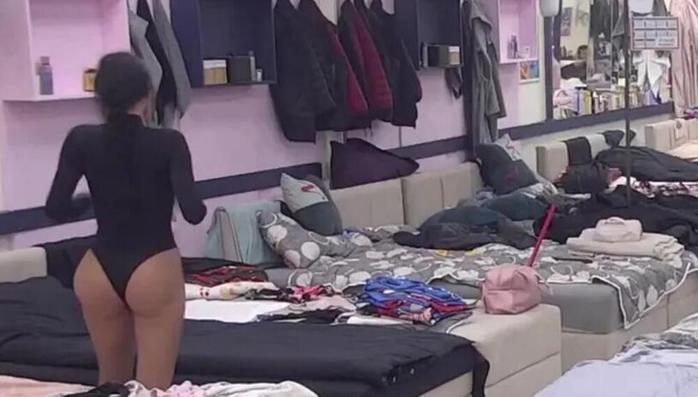 CURI JOJ ZADNJICA U UŽIVO PROGRAMU? Maja u strahu zbog silikona - gledaoci u šoku, HOĆE LI DOKTOR DODATI JOŠ?