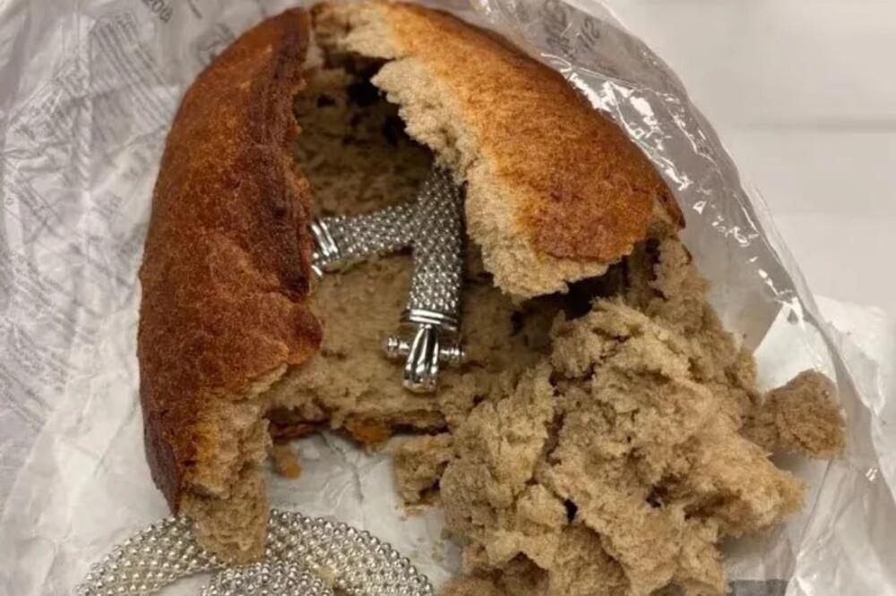 Carinici ostali u šoku kad su otvorili hleb na granici! Sve ovo su uspeli da strpaju u TESTO, blago samo ispadalo