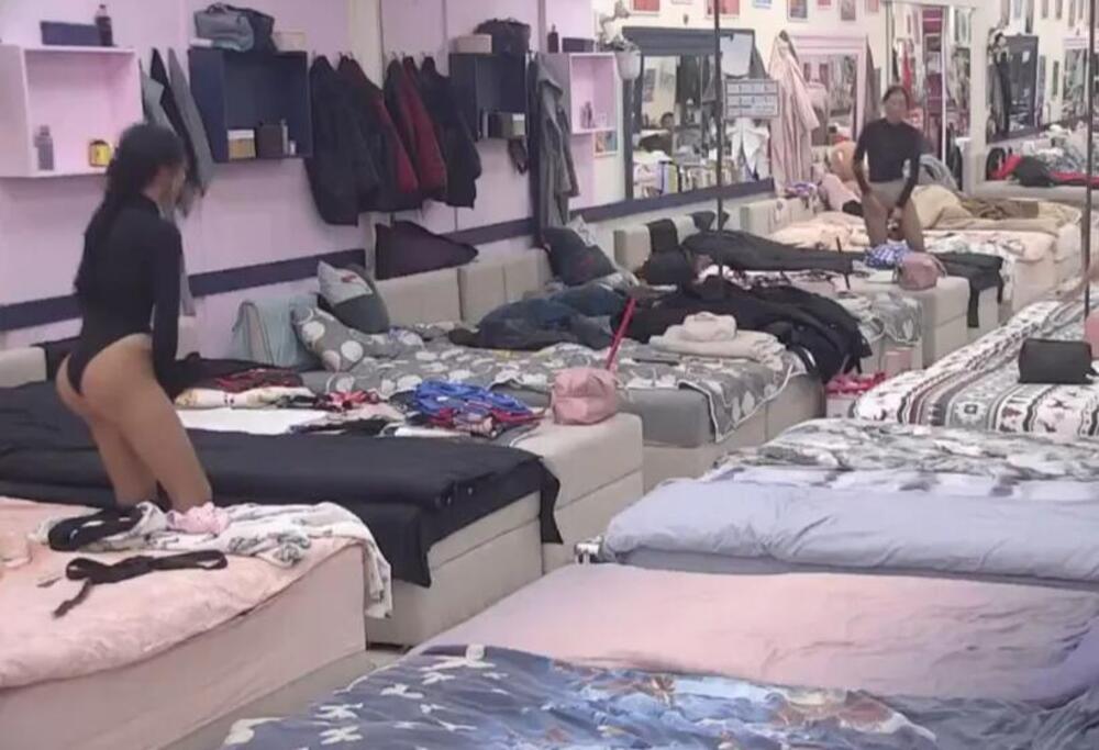 CURI JOJ ZADNJICA U UŽIVO PROGRAMU? Maja u strahu zbog silikona - gledaoci u šoku, HOĆE LI DOKTOR DODATI JOŠ?