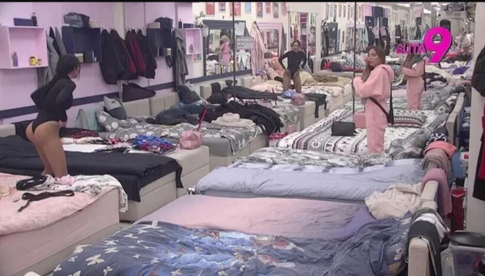 CURI JOJ ZADNJICA U UŽIVO PROGRAMU? Maja u strahu zbog silikona - gledaoci u šoku, HOĆE LI DOKTOR DODATI JOŠ?