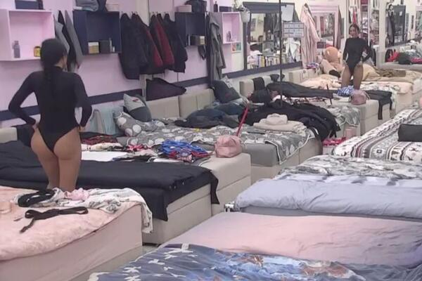 CURI JOJ ZADNJICA U UŽIVO PROGRAMU? Maja u strahu zbog silikona – gledaoci u šoku, HOĆE LI DOKTOR DODATI JOŠ?