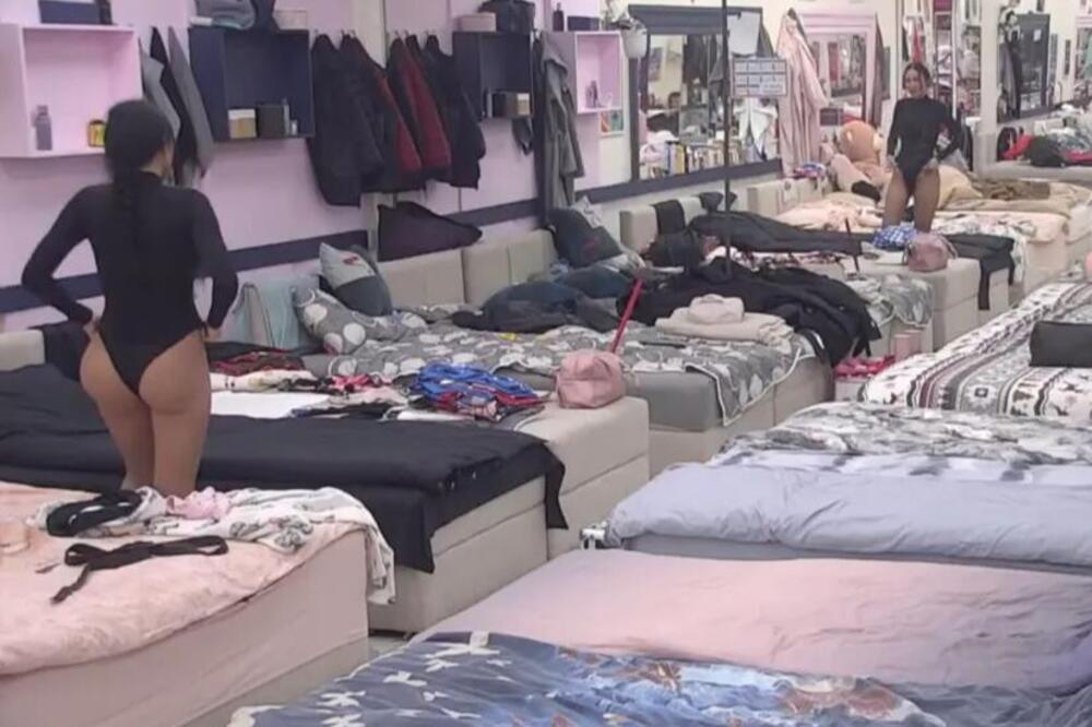 CURI JOJ ZADNJICA U UŽIVO PROGRAMU? Maja u strahu zbog silikona &ndash; gledaoci u šoku, HOĆE LI DOKTOR DODATI JOŠ?