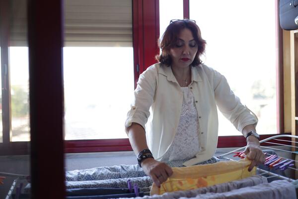 Žena je otkrila kako da osušite veš zimi za samo 2 sata! Samo ga je prebacila preko ovog, i sela da popije kafu