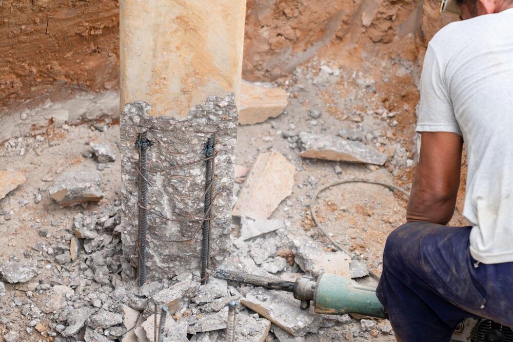 KAD JE ODMAKAO MALJ OD STUBA, NOGE SU MU SE ODUZELE OD STRAHA! Policija momentalno doletela, a onda...