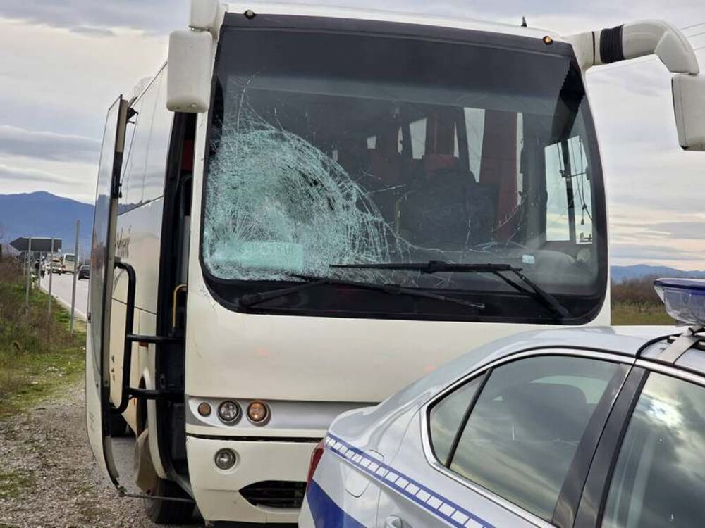 Muškarac se bacio na autobus u pokretu