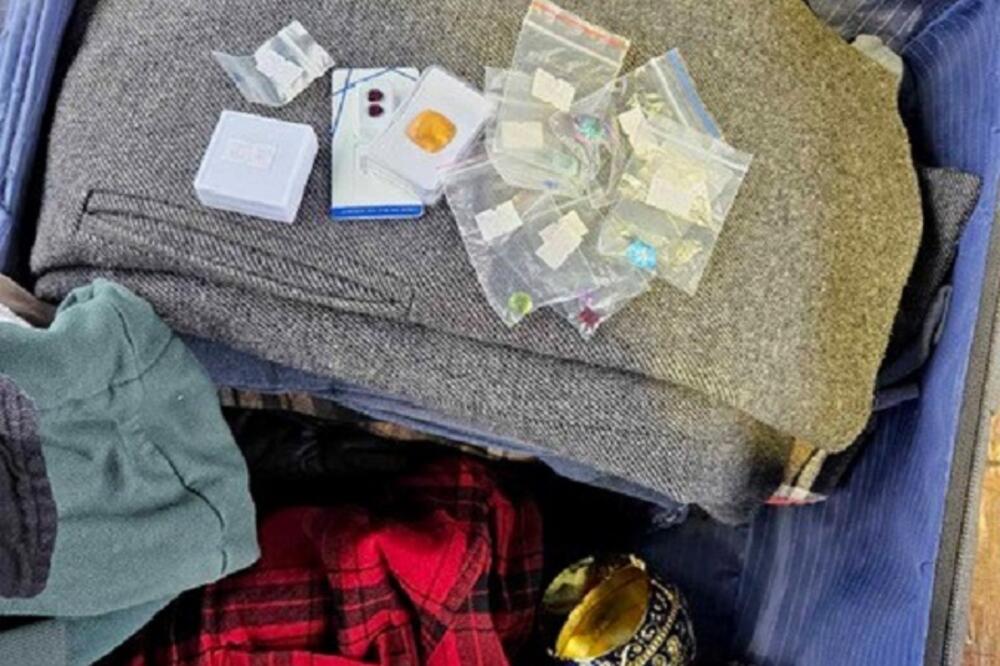 CARINICIMA REKAO DA NEMA NIŠTA DA PRIJAVI: Kad su otvorili PRTLJAG imali su šta i da vide! Kakva zaplena na Horgošu