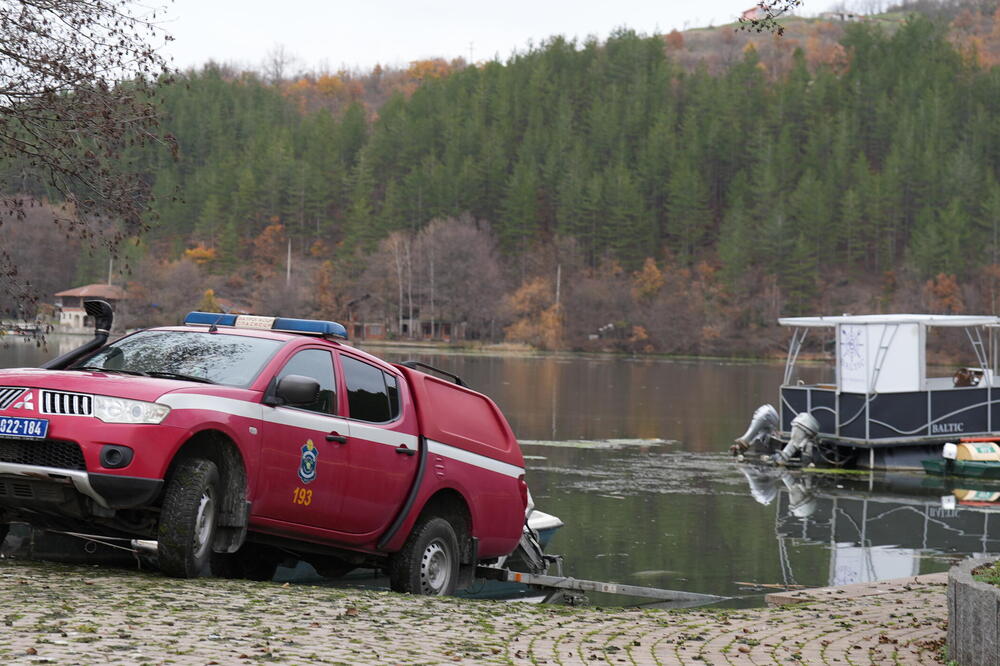 PRVE SLIKE SA MESTA NESREĆE NA JEZERU MEĐUVRŠJE: Dvoje ljudi sletelo u vodu i izgubio im se svaki trag (FOTO)