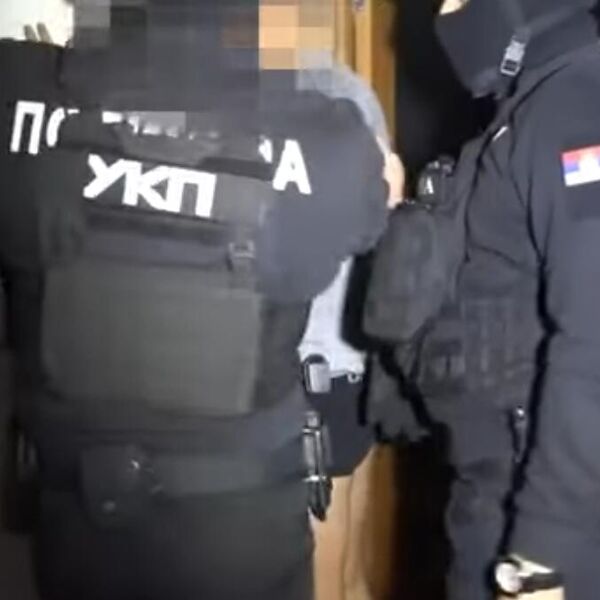 DOLIJAO DIREKTOR OSNOVNE ŠKOLE U TRGOVIŠTU: Popadali i njegovi saradnici, pogledajte samo čime se sve LJUDI BAVE!