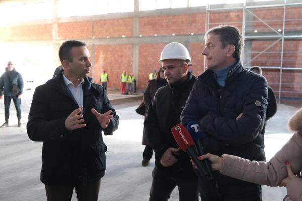 VELELEPNA ŠKOLA I HALA MENJAJU LICE SELA: Ponos Kolubarskog okruga raste u Gornjoj Toplici - Glišić obišao radove