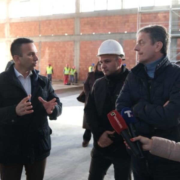 VELELEPNA ŠKOLA I HALA MENJAJU LICE SELA: Ponos Kolubarskog okruga raste u Gornjoj Toplici - Glišić obišao radove