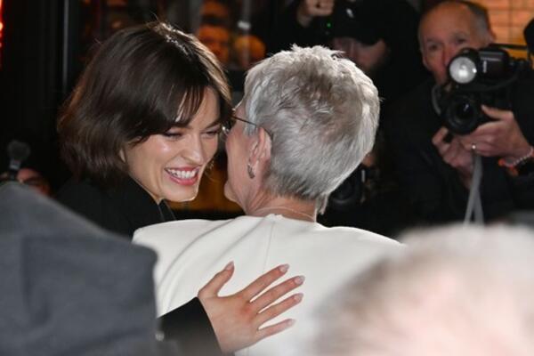 40 GODINA BILA INTIMNA SA MUŠKARCEM, A SAD U KREVET VODI 38 GODINA MLAĐU KOLEGINICU! Kao BAKA i UNUKA, sve puca