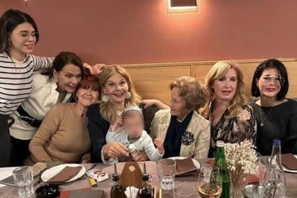 PRIZOR KOJI OSTAVLJA BEZ TEKSTA I NAUČNIKE: Majka Mirjane Bobić Mojsilović ima 90 godina i izgledom PARALIŠE Srbiju