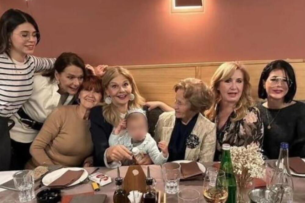 PRIZOR KOJI OSTAVLJA BEZ TEKSTA I NAUČNIKE: Majka Mirjane Bobić Mojsilović ima 90 godina i izgledom PARALIŠE Srbiju