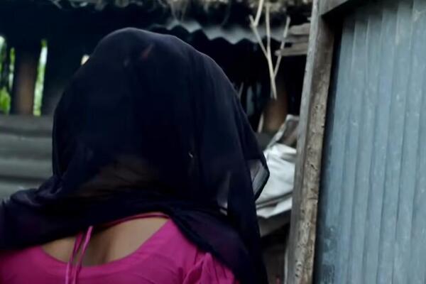 Devojčice i žene prinuđene da ZADOVOLJAVAJU klijente pred rođenom DECOM! Celo selo je BORDEL, a sa mrtvima...