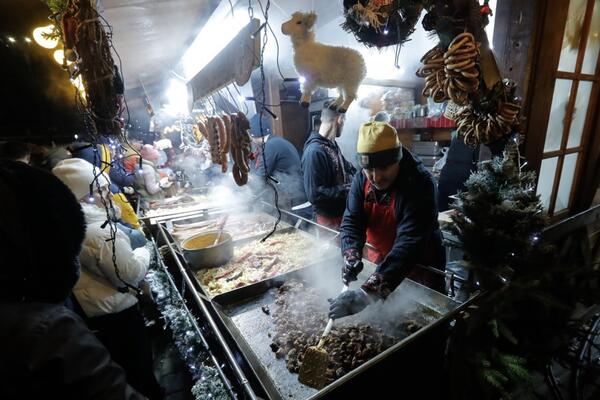 Najveći božićni market u Evropi je otvorio svoja vrata: Nalazi se na 5 sati vožnje od Beograda, a evo kakve su cene