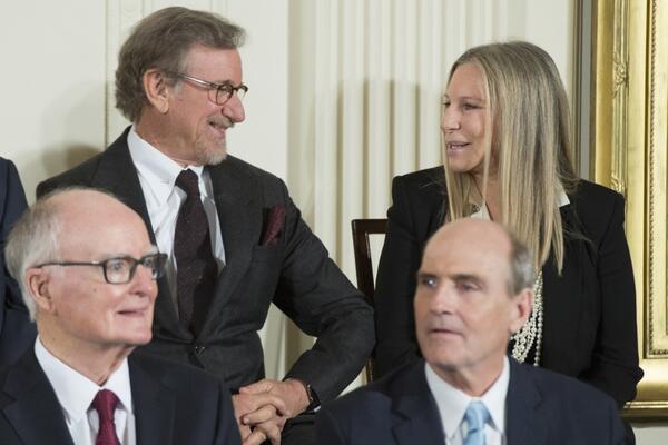 JEDAN BRAT U VILI, DRUGI NA ULICI! Beskućnik zarozan, MAĆEHA LOVATORKA - PORODICA PUNA PARA, A ON JEDE IZ KANTE