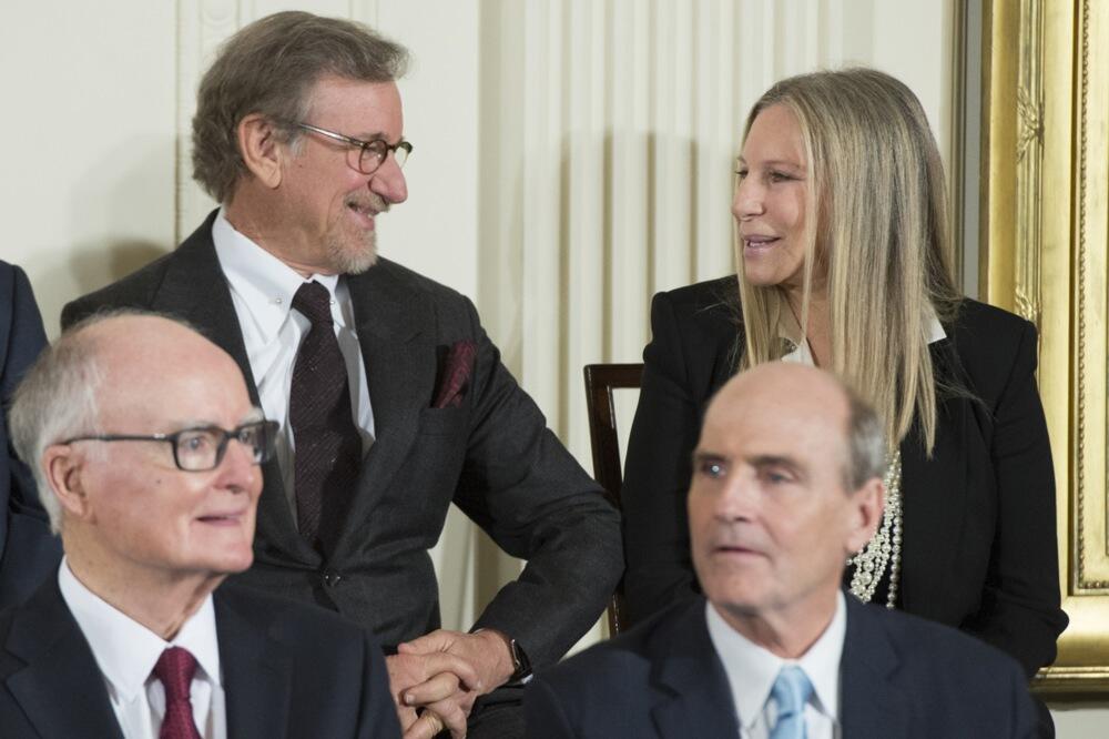 JEDAN BRAT U VILI, DRUGI NA ULICI! Beskućnik zarozan, MAĆEHA LOVATORKA - PORODICA PUNA PARA, A ON JEDE IZ KANTE