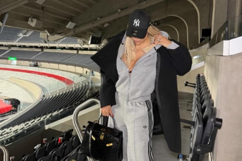 Vanda Nara pokazala grudi na stadionu: Svi se pitaju ko je tetovirani misteriozni dečko?