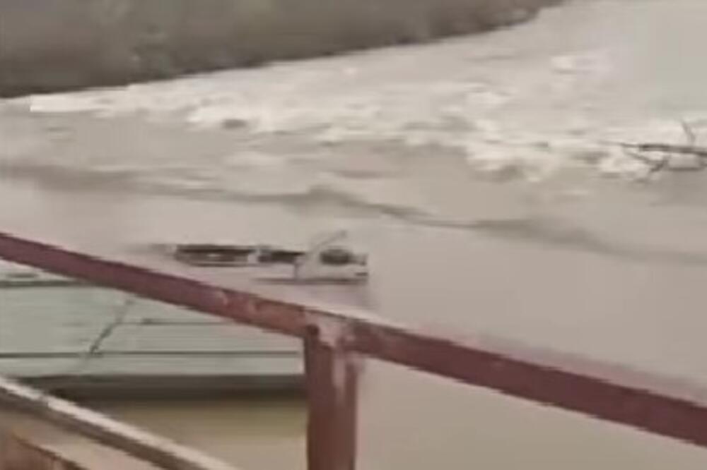 Velika Morava odnela čitav most: Nabujala reka napravila haos, pogledajte dramatičan snimak iz Svilajnca (VIDEO)