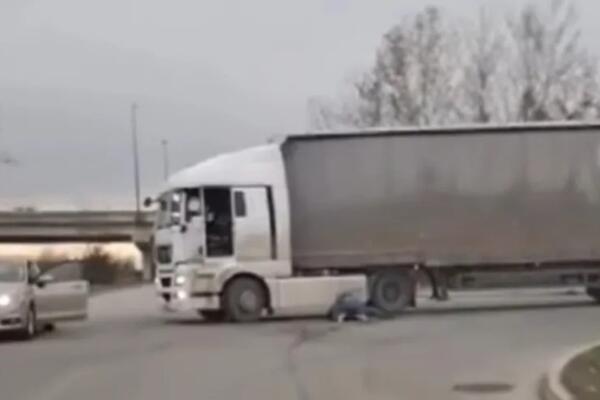 Dok se oni biju, vozila stoje na putu: "Makljaža" nasred ulice u Novom Sadu, potukli se vozači! (VIDEO)