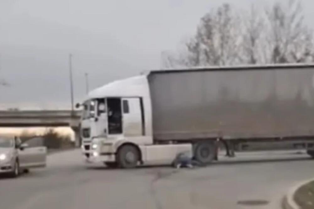 Dok se oni biju, vozila stoje na putu: "Makljaža" nasred ulice u Novom Sadu, potukli se vozači! (VIDEO)