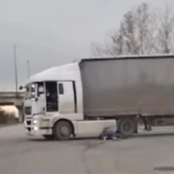 Dok se oni biju, vozila stoje na putu: "Makljaža" nasred ulice u Novom Sadu, potukli se vozači! (VIDEO)