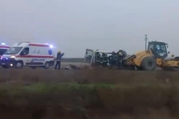 JEZIVA NESREĆA KOD RUME: Kombi podleteo pod valjak, sumnja se da IMA MRTVIH! (VIDEO)