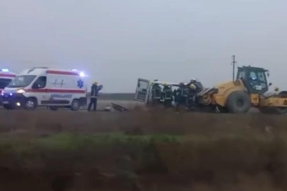 JEZIVA NESREĆA KOD RUME: Kombi podleteo pod valjak, sumnja se da IMA MRTVIH! (VIDEO)