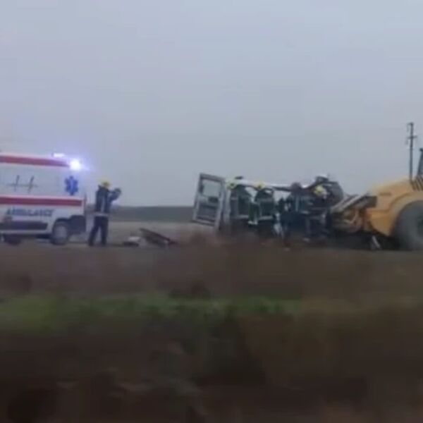 JEZIVA NESREĆA KOD RUME: Kombi podleteo pod valjak, sumnja se da IMA MRTVIH! (VIDEO)