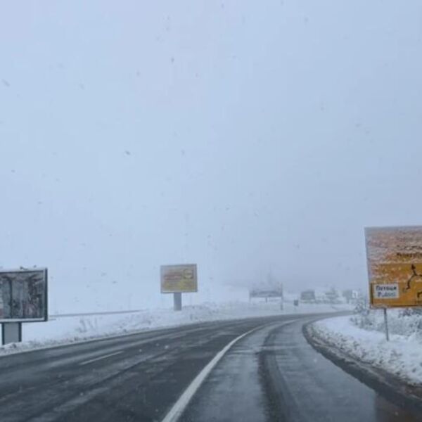 Ovaj srpski grad od jutros je ZAVEJAN: Zabelelo se skroz, sneg pada li pada, a za saobraćaj važi sledeće (VIDEO)