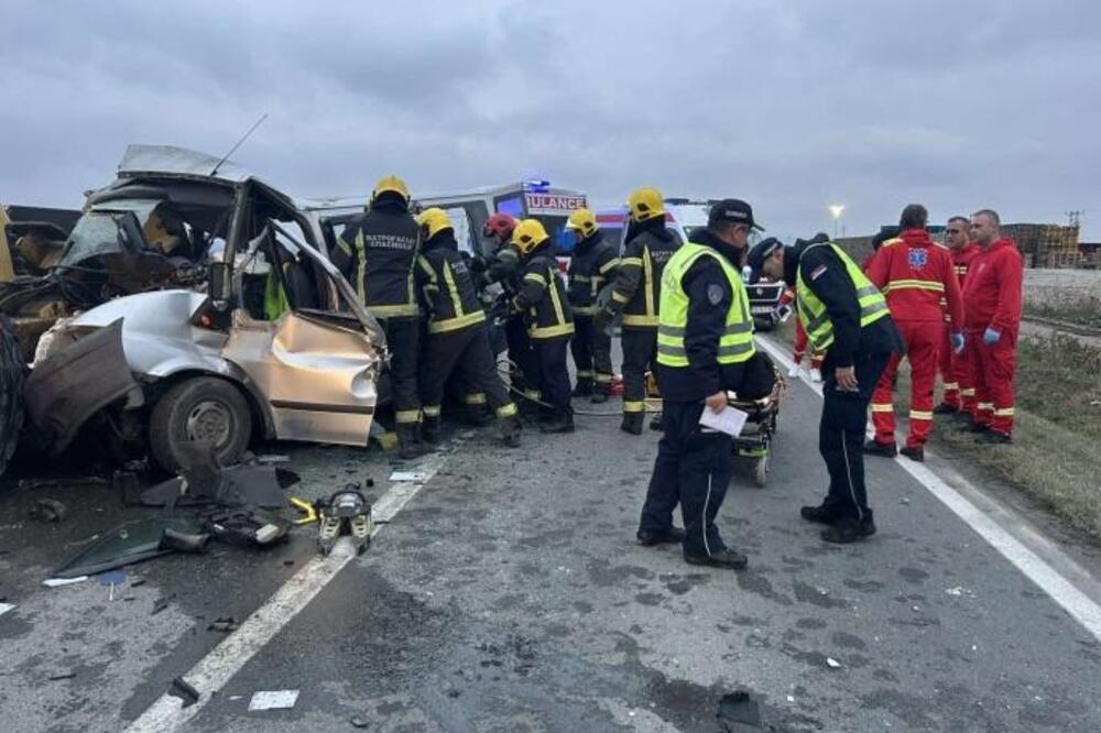 4 OSOBE POGINULE U NESREĆI NA PUTU IRIG-RUMA: Kombi podleteo pod valjak, na terenu su sve hitne službe! (VIDEO)