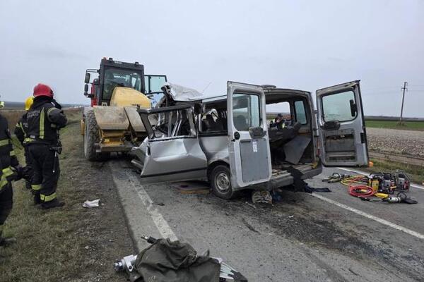 PRVE SLIKE STRAVIČNOG UDESA U KOM JE POGINULO ČETVORO LJUDI: Kombi udario u valjak na putu, JEZIV PRIZOR! (FOTO)