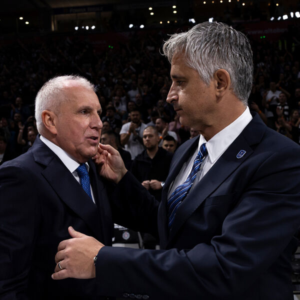 Janis Sferopulos seda na užarenu klupu?