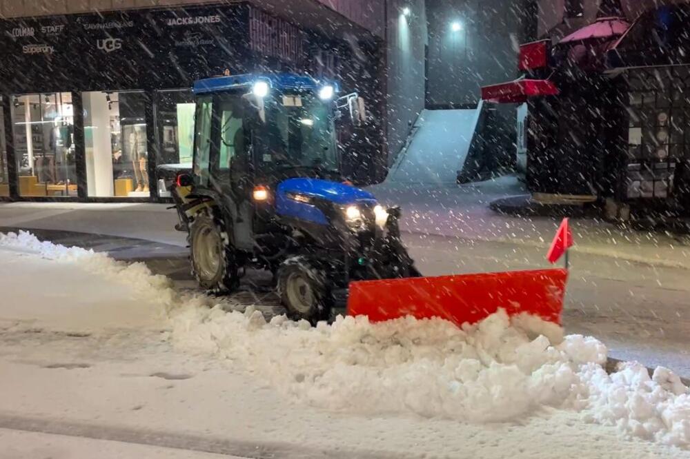 Sneg zavejao ovaj grad u Srbiji, najviše ga ima u selima: Putari na terenu od ranog jutra