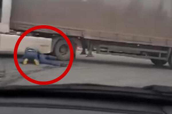 SVAĐA PRERASLA U MAKLJAŽU - JEDAN LEŽI, DRUGI KLEČI I UDARA GA: Vozači rvanjem ZAUSTAVILI SAOBRAĆAJ u Novom Sadu