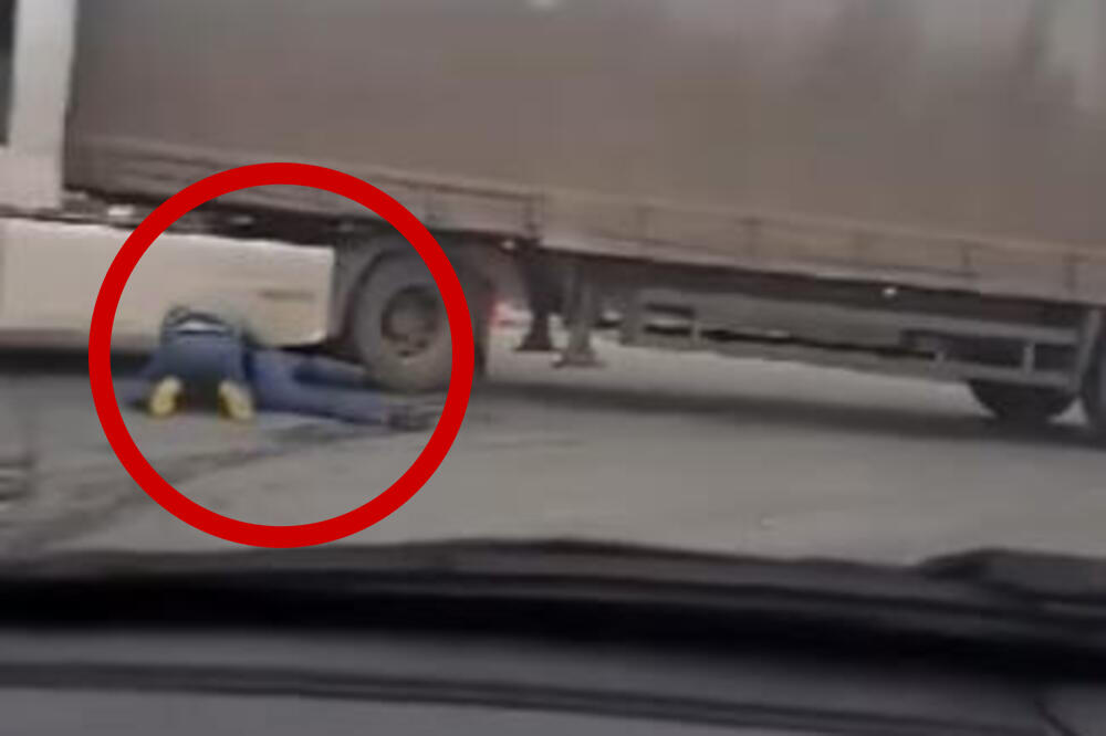 SVAĐA PRERASLA U MAKLJAŽU - JEDAN LEŽI, DRUGI KLEČI I UDARA GA: Vozači rvanjem ZAUSTAVILI SAOBRAĆAJ u Novom Sadu