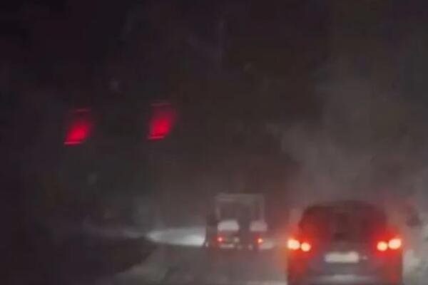 Ova tačka u Srbiji je kritična: Ne krećite nigde bez zimske opreme, sneg potpuno blokirao put! (VIDEO)