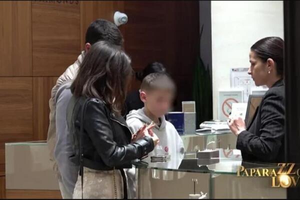 DANAS ZLATO ŽENIŠ SVOGA SINA? Snajka uhvaćena u ZLATARI, pored nje SIN i budući MUŽ