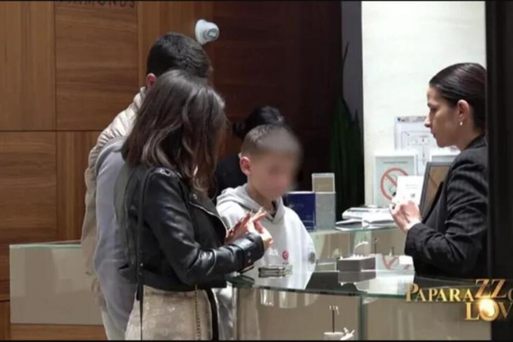 DANAS ZLATO ŽENIŠ SVOGA SINA? Snajka uhvaćena u ZLATARI, pored nje SIN i budući MUŽ