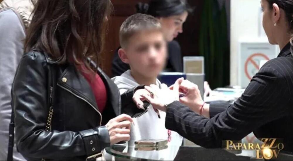 DANAS ZLATO ŽENIŠ SVOGA SINA? Snajka uhvaćena u ZLATARI, pored nje SIN i budući MUŽ