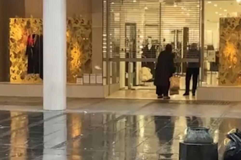 CRNI PETAK, A ISPRED ZARE STOJE SAMO 2 ŽENE: Kupovna moć, hladno vreme ili nešto treće, prizor da se začudiš! VIDEO