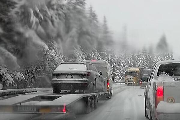 Sneg izazvao kolaps širom Srbije: Putevi skroz zavejani, VEJE LI VEJE kao da je JANUAR - RHMZ niže UPOZORENJA