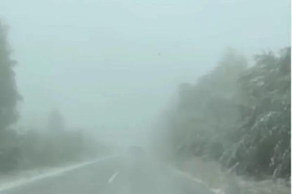 SNIMAK IZ AUTA DA SE SMRZNEŠ! Medalja za ovog hrabrog čoveka koji vozi po ledenom, zavejanom srpskom putu (VIDEO)