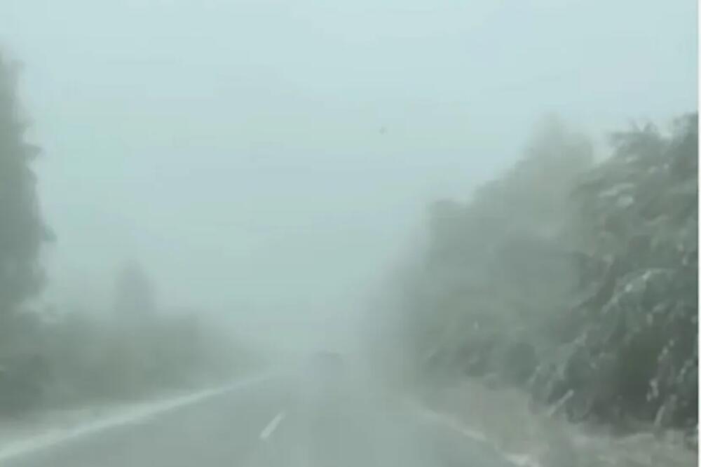 SNIMAK IZ AUTA DA SE SMRZNEŠ! Medalja za ovog hrabrog čoveka koji vozi po ledenom, zavejanom srpskom putu (VIDEO)