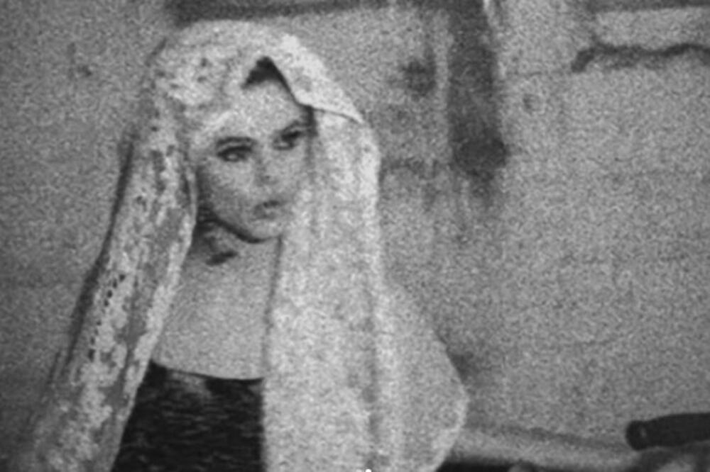 SAZNALA DA JOJ OTAC VARA MAJKU, PA JE ZATVORIO U LUDARU! Htela da se zapali svećama, pa umrla OVAKO