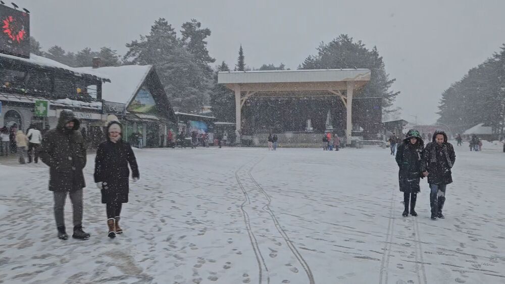 Ljudi šetaju po snegu